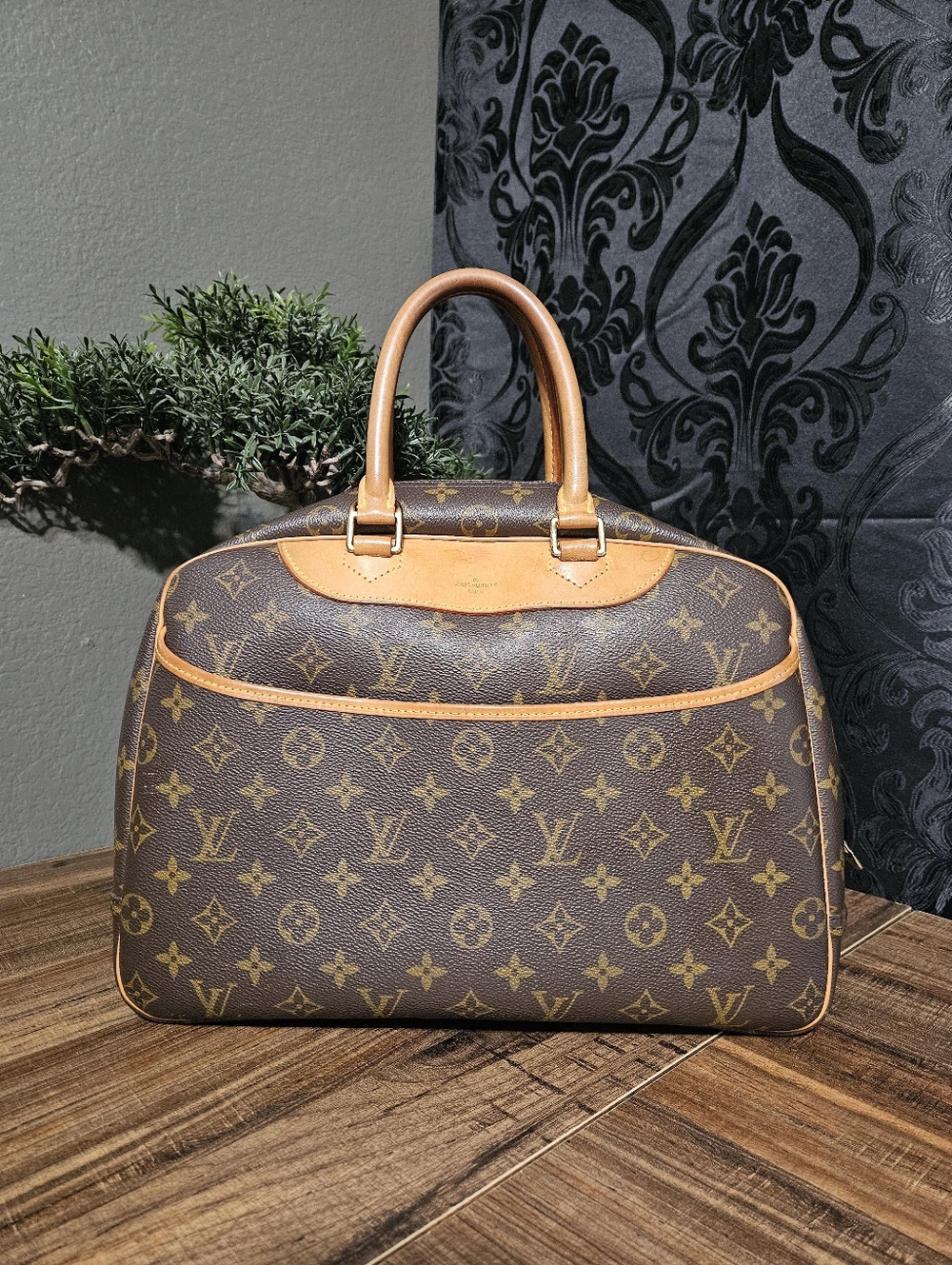 Authentic Louis Vuitton Deauville Monogram Canvas - Picture 2 of 16